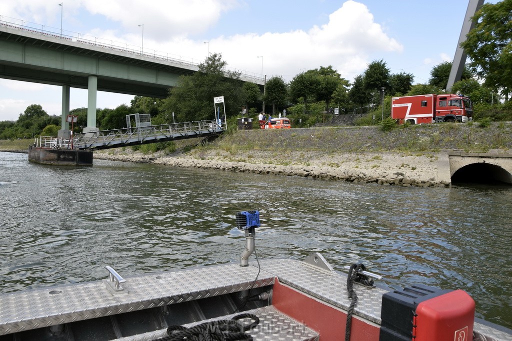 Uebung BF Taucher und Presse Koeln Zoobruecke Rhein P108.JPG - Miklos Laubert